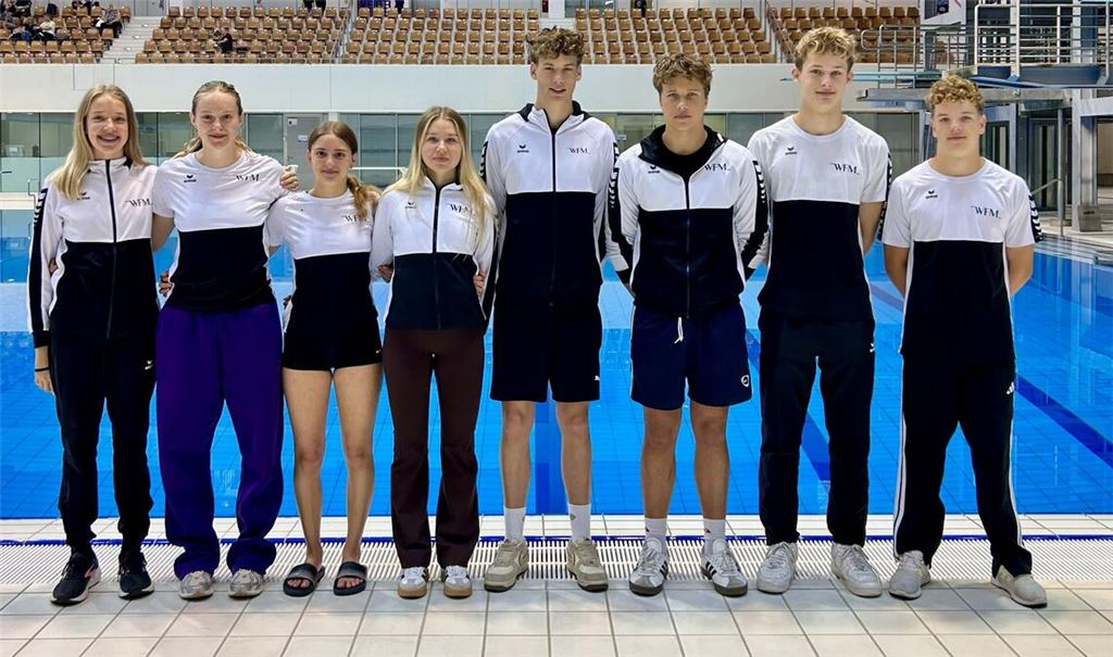 Freya Schwarz, Franziska Wied, Leah März, Elina Emma Pilz, Moritz Trockel, Stephan Bubb, Maximilian Fochtner und Lennox Hansel in Berlin (v.li.). Auf dem Foto fehlt Florian Kreisl . Foto: Wasserfreunde Mühlacker/privat