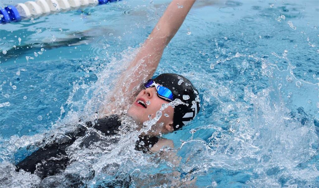 Freya Schwarz erschwimmt sich im Stuttgarter Neckarbad gleich zwei Goldmedaillen.
