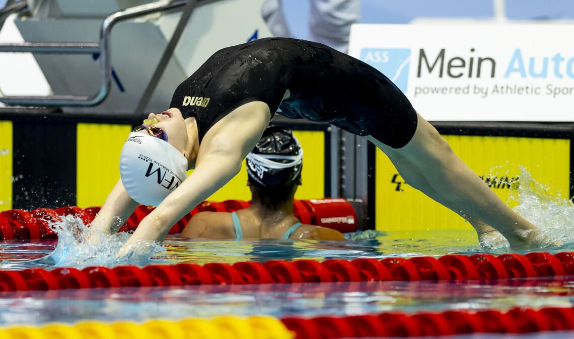 Freya Schwarz liefert sich beim Rückenschwimmen mit ihrer Final-Konkurrenz auf 100 Metern eine spannende Schlacht. Sie erkämpft sich die DM-Bronzemedaille. Fotos: privat