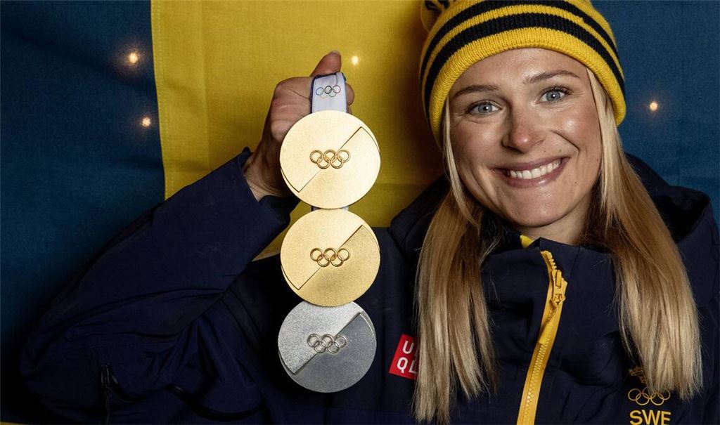 Frida Karlsson präsentiert ihre Olympia-Ausbeute: Kommt noch eine Goldmedaille hinzu?