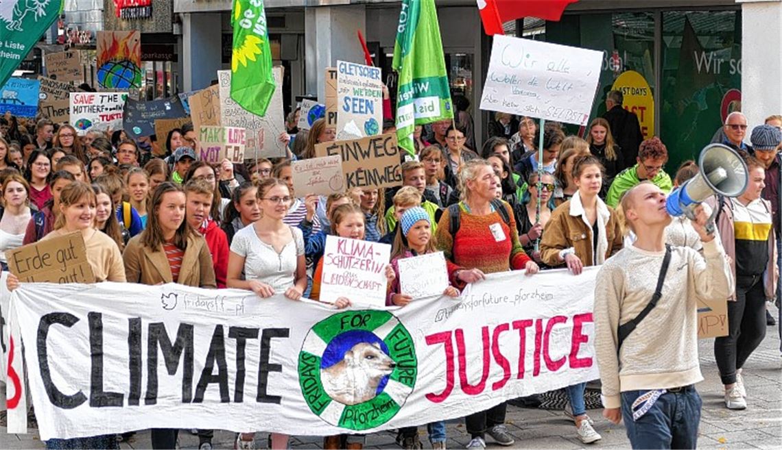 Fridays for Future: Im September gehen in Pforzheim deutlich mehr als 1000 Menschen, darunter viele Schüler, für den Klimaschutz auf die Straße.