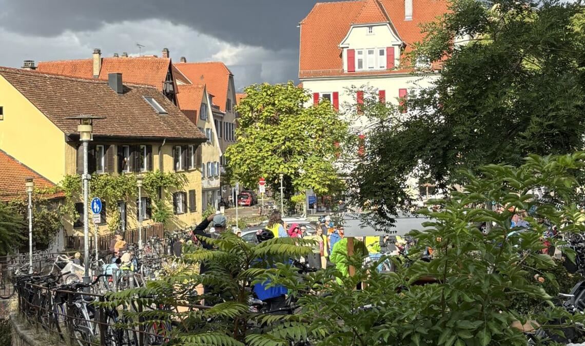 Fridays for Future macht sich bereit für die Fahrraddemo bis zur Halle - begleitet von einem Regenbogen.