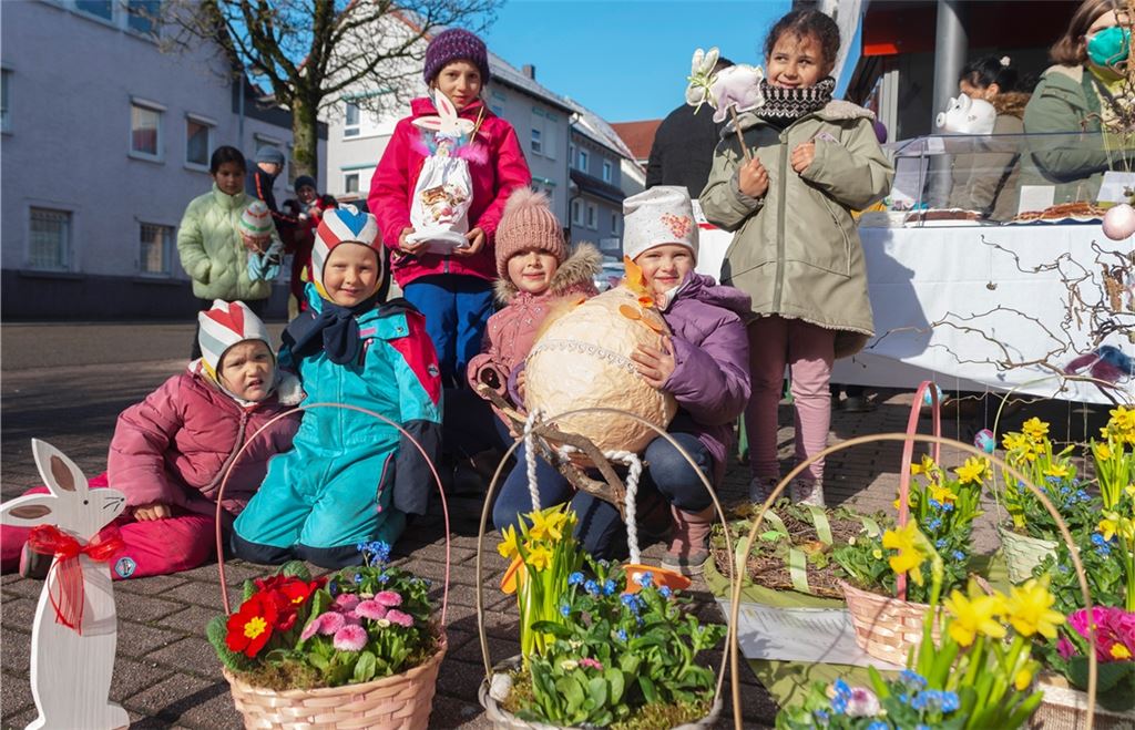 Frieda, Hannah, Emma, Viola, Leni und Sara (v. li.) mit Henne „Berta“, die zwar am Samstag erneut keinen Käufer gefunden hat, sich dafür aber umso größerer Beliebtheit bei den Kindern des Dürrmenzer Kindergartens „Sonnenschein“ erfreut. Foto: Fotomoment