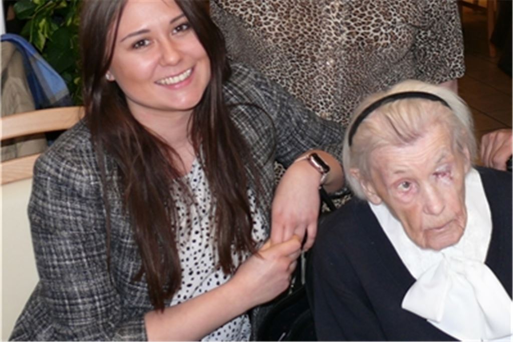 Frieda Hölzle mit ihrer jüngsten Enkelin Anika (25 Jahre), die ihr ganzer Stolz ist. Foto: Dietrich