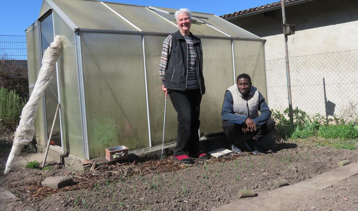 Friedel Esenwein und Modou Darboe sind nicht nur im Garten ein gutes Team. Hier bewundern sie die Zwiebeln, die sprießen. Foto: Becker
