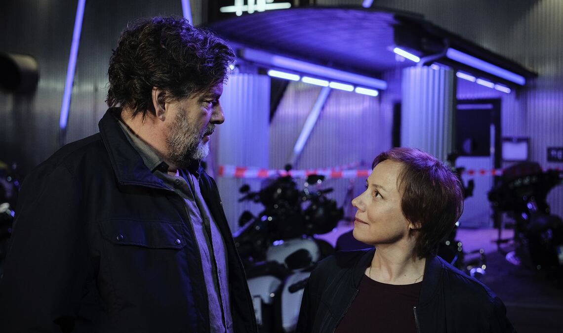 Friedemann Berg (Hans-Jochen Wagner) und Franziska Tobler (Eva Löbau) ermitteln am Tatort in einer Diskothek.