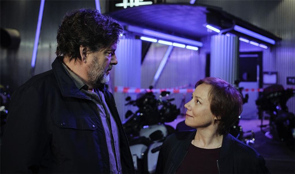Friedemann Berg (Hans-Jochen Wagner) und Franziska Tobler (Eva Löbau) ermitteln am Tatort in einer Diskothek.