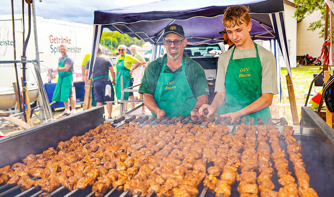 Friedemann Funk kümmert sich um den Spießbraten und freut sich über die tatkräftige Unterstützung junger Vereinsmitglieder. Dazu zählt der 15-jährige Max. Foto: Roller