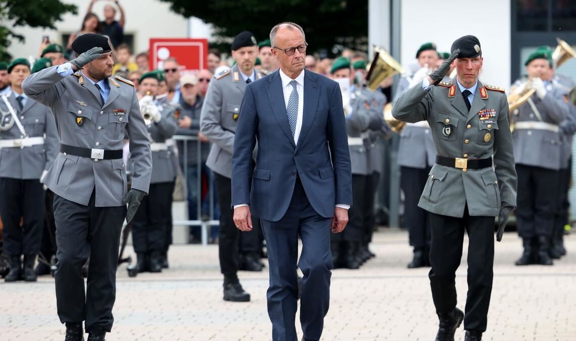 "Frieden und Freiheit gibt es eben nicht kostenlos", gibt Bundeskanzler Friedrich Merz jungen Rekrutinnen und Rekruten mit auf den Weg.