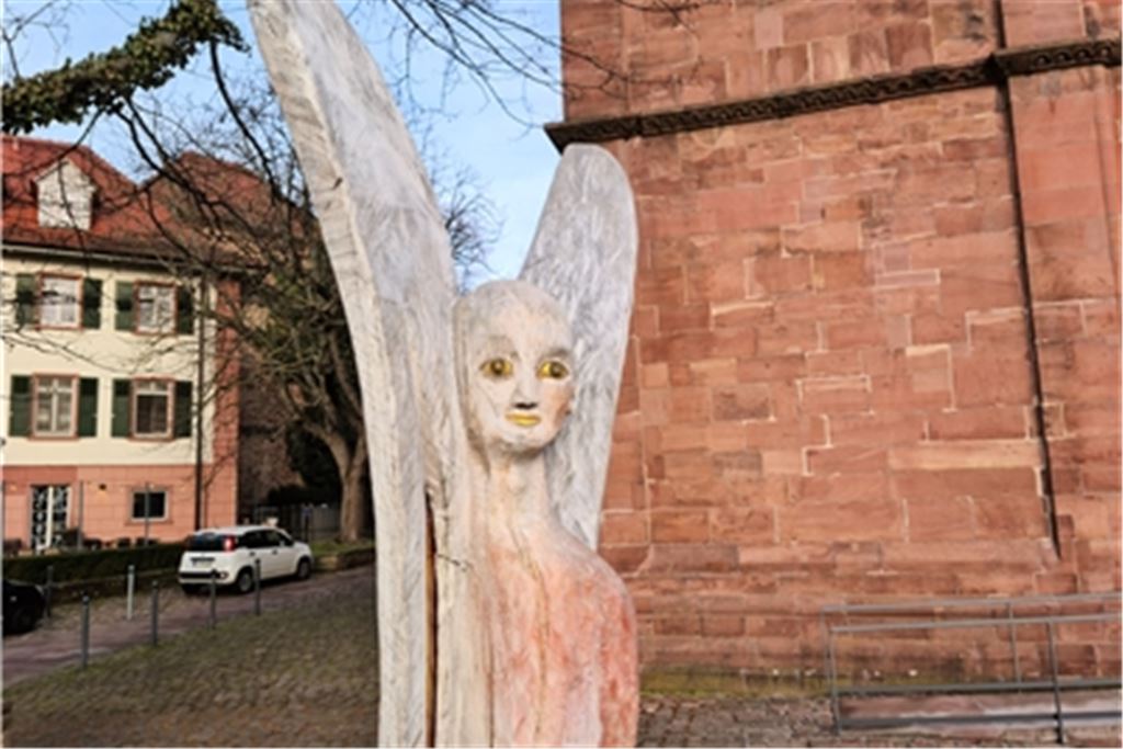 Friedensbote: Der Erzengel Michael des Dresdner Künstlers Reinhard Pontius steht als Schutzengel zum Gedenktag 23. Februar vor der Pforzheimer Schlosskirche.Peche
