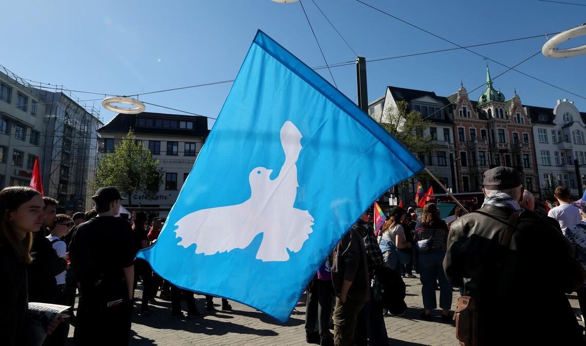 Friedensfahne bei 1.-Mai-Demo in Rostock