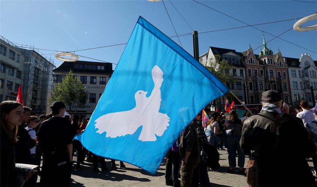 Friedensfahne bei 1.-Mai-Demo in Rostock