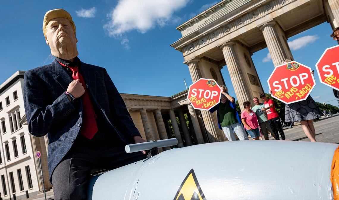 Friedensorganisationen demonstrieren im April in Berlin für eine Welt ohne Atomwaffen - und gegen ein Wettrüsten zwischen den USA und Russland. (Archivbild)