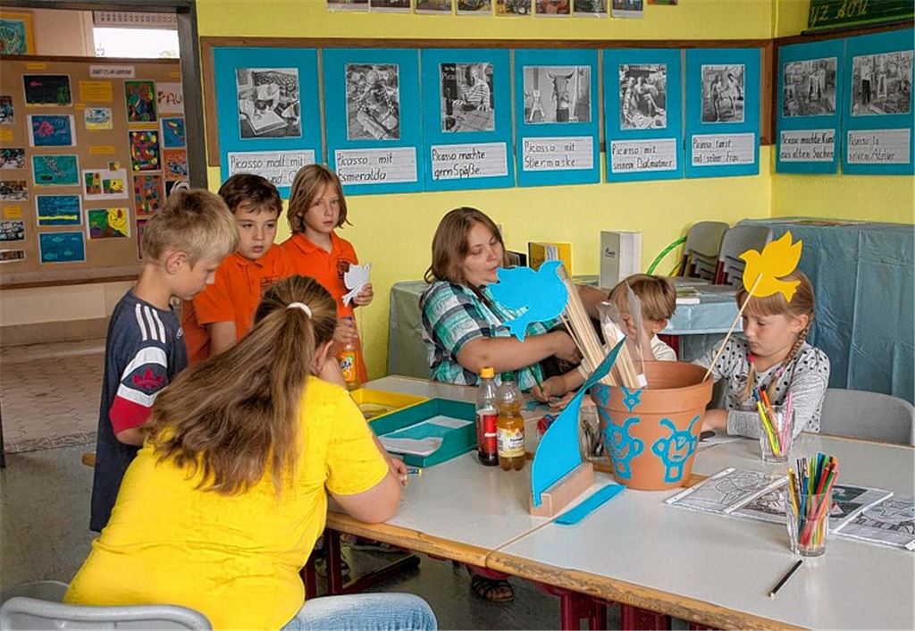 Friedenstauben nach Picasso haben diese Schüler gebastelt.