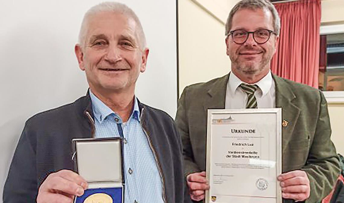Frieder Luz tritt ab und wird ausgezeichnet Frieder Luz (li.) wird vom Bürgermeister ausgezeichnet. Foto: Disselhoff
