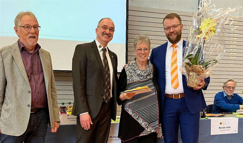Friedhold Lück, der Vorsitzendes des TV Kirchheim, Sportkreis-Präsident Matthias Müller, die ehemalige Sportkreis Vizepräsidentin Bärbel Vorrink, die den Ehrenbrief des Sportkreises verliehen bekam, sowie Jugendleiter Kay Bäumges (v.li.). Foto: privat