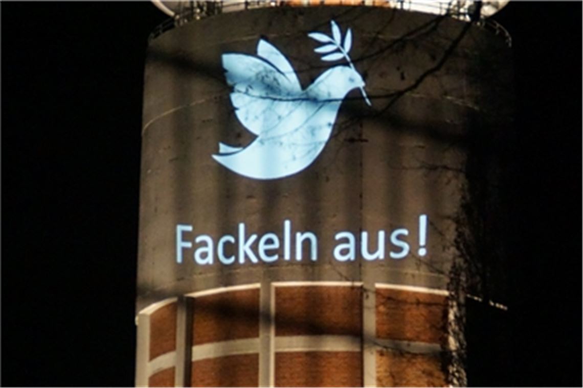 Gedenken endet mit gewaltsamem Protest Friedlicher und kreativer Protest gegen rechte „Fackelmahnwache“ eskaliert, als Demonstranten aus dem linken Spektrum eine Polizeiabsperrung auf dem Wartberg durchbrechen wollen. Um die Krawallmacher abzuschrecken, bringt die Polizei hinter ihren Beamten einen Wasserwerfer in Stellung, den sie jedoch nicht einsetzen wird. Fotos: Einsatz-Report24