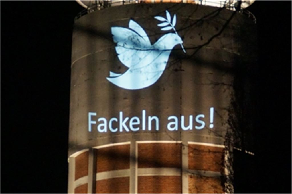 Friedlicher und kreativer Protest gegen rechte „Fackelmahnwache“ eskaliert, als Demonstranten aus dem linken Spektrum eine Polizeiabsperrung auf dem Wartberg durchbrechen wollen. Um die Krawallmacher abzuschrecken, bringt die Polizei hinter ihren Beamten einen Wasserwerfer in Stellung, den sie jedoch nicht einsetzen wird. Fotos: Einsatz-Report24