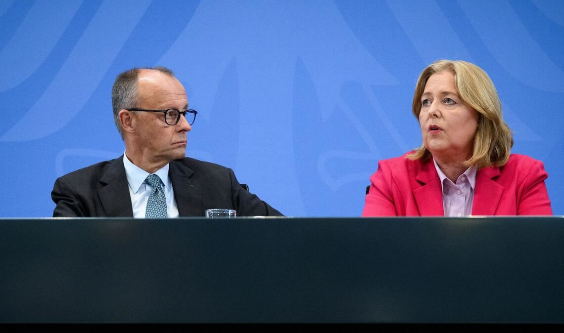 Friedrich Merz, Bundeskanzler und Bundesvorsitzender der CDU, und Bärbel Bas, Bundesministerin für Arbeit und Soziales und Bundesvorsitzende der SPD, äußern sich bei einer Pressekonferenz nach der ersten Sitzung des Koalitionsausschusses nach der Sommerpause im Bundeskanzleramt.