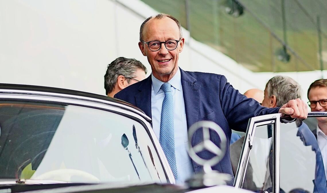 Friedrich Merz (CDU) steht vor der Messehalle neben dem Mercedes des früheren Bundeskanzlers Adenauer beim Hallenrundgang vor dem CDU-Bundesparteitag.