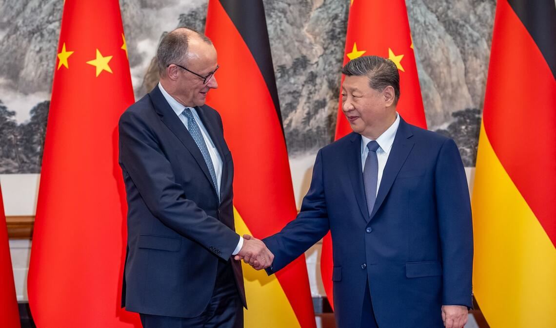 Friedrich Merz (CDU) wird von Xi Jinping, Präsident von China im Staatsgästehaus zu einem bilateralen Gespräch begrüsst.