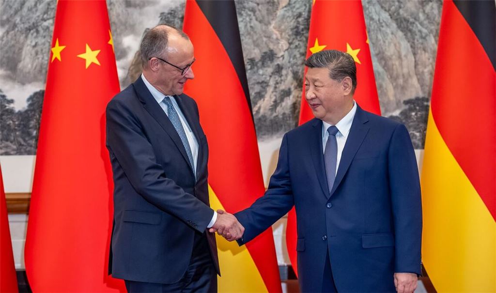 Friedrich Merz (CDU) wird von Xi Jinping, Präsident von China im Staatsgästehaus zu einem bilateralen Gespräch begrüsst.