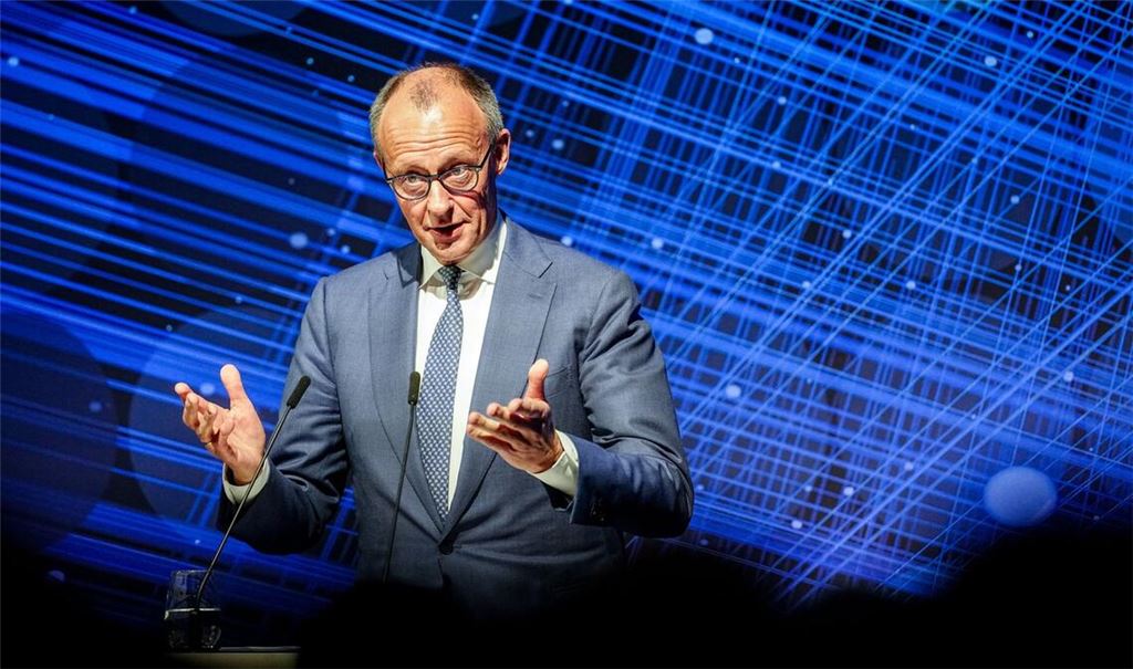 Friedrich Merz regiert ein Land, in dem es Millionen Armutsrentner gibt. Sein Rezept: Niedrigere Renten als Basisversorgung und private Altersversorgung. Wird diese Idee den Praxistest bestehen? Und: Wer kann sich das außer dem oberen Zehntel der Gesellschaft überhaupt leisten?