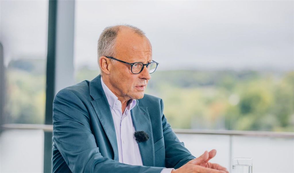 Friedrich Merz will beim Bürgergeld rund zehn Prozent der Kosten einsparen. (Archivbild)