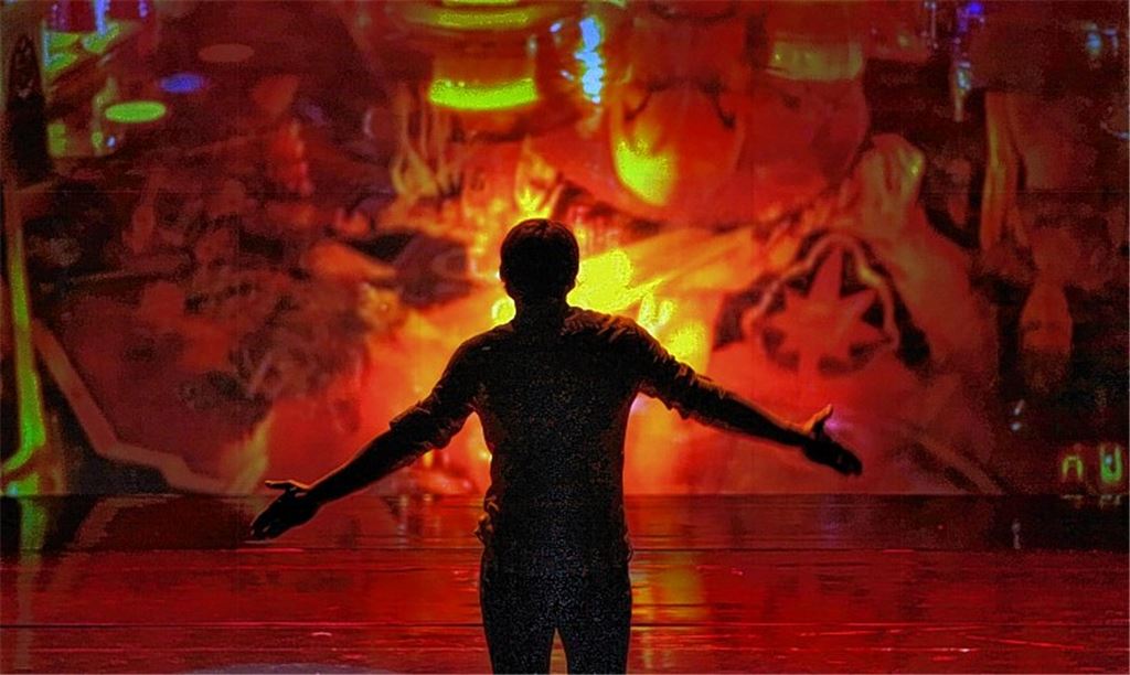 Friedrich Rau verkörpert den erwachsenen Tommy, dem traumatische Erfahrungen zu schaffen machen.