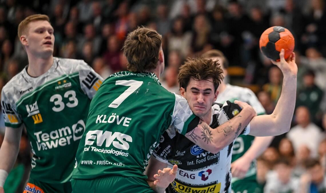 Frisch-Auf-Abwehrspezialist Victor Klöve bremst ThSV-Linkshänder Stephan Seitz.