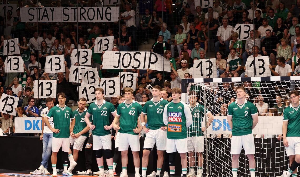 Frisch-Auf-Fans wünschen dem erkrankten Ex-Spieler Josip Sarac (Nummer 13) alles Gute.