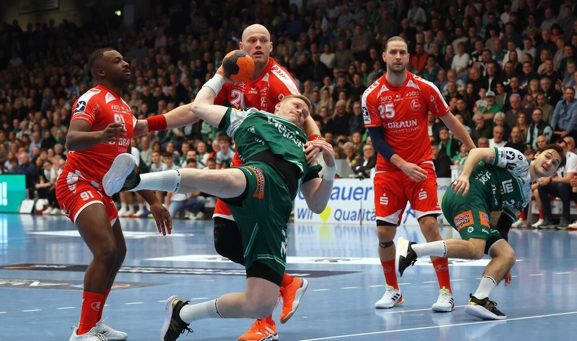 Frisch-Auf-Kapitän Ymir Gislason setzt sich am Kreis durch.