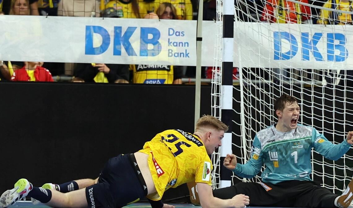 Frisch-Auf-Torwart Julian Buchele jubelt – der 21-Jährige zeigte 14  Paraden, davon zahlreiche spektakuläre gegen frei vor ihm auftauchende Löwen.