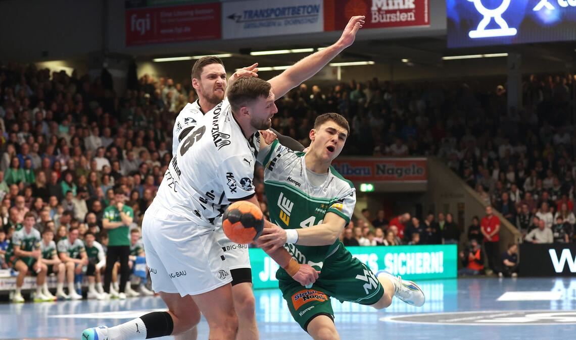 Frisch-Spielmacher Elia Newel versucht sich gegen die THW-Abwehr durchzusetzen.