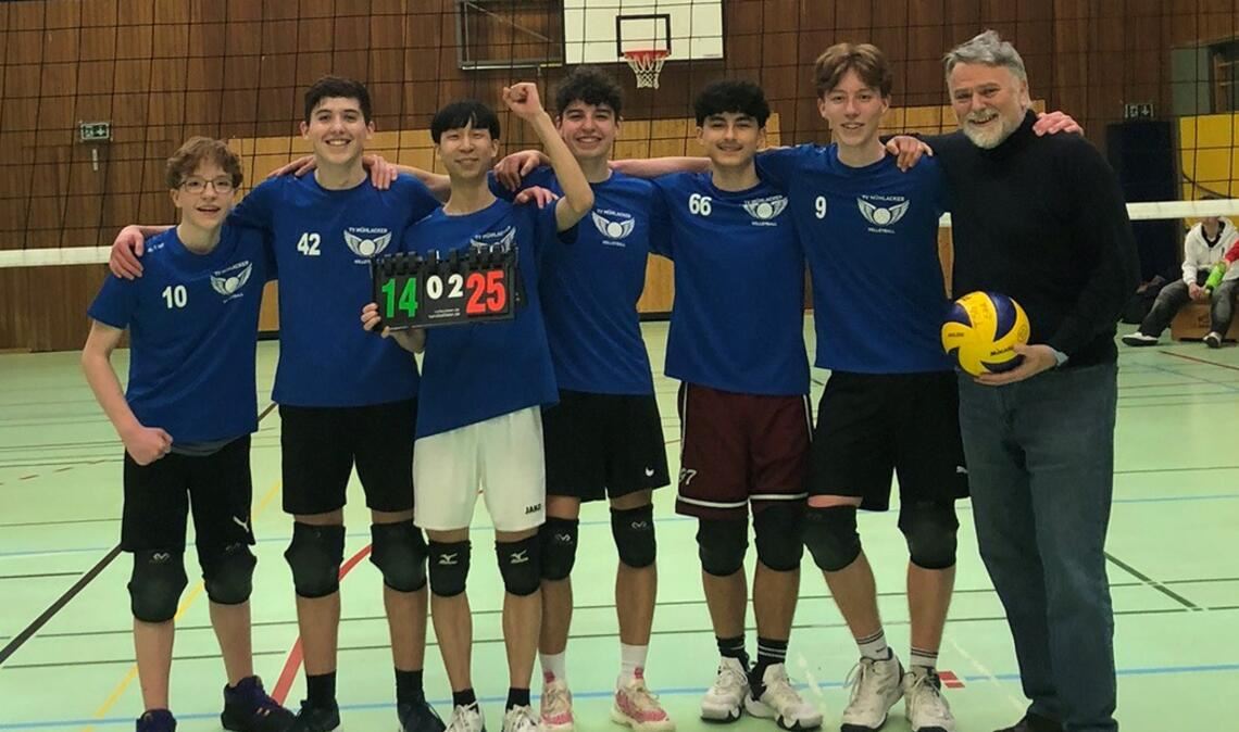 Frisch gebackene Bezirksmeister: Mathis Borrmann, Theo Mast, Felix Zhang, Noah Medaric, William Thim, und Joel Borrmann mit ihrem Trainer Jürgen Schmidt (v.li.).