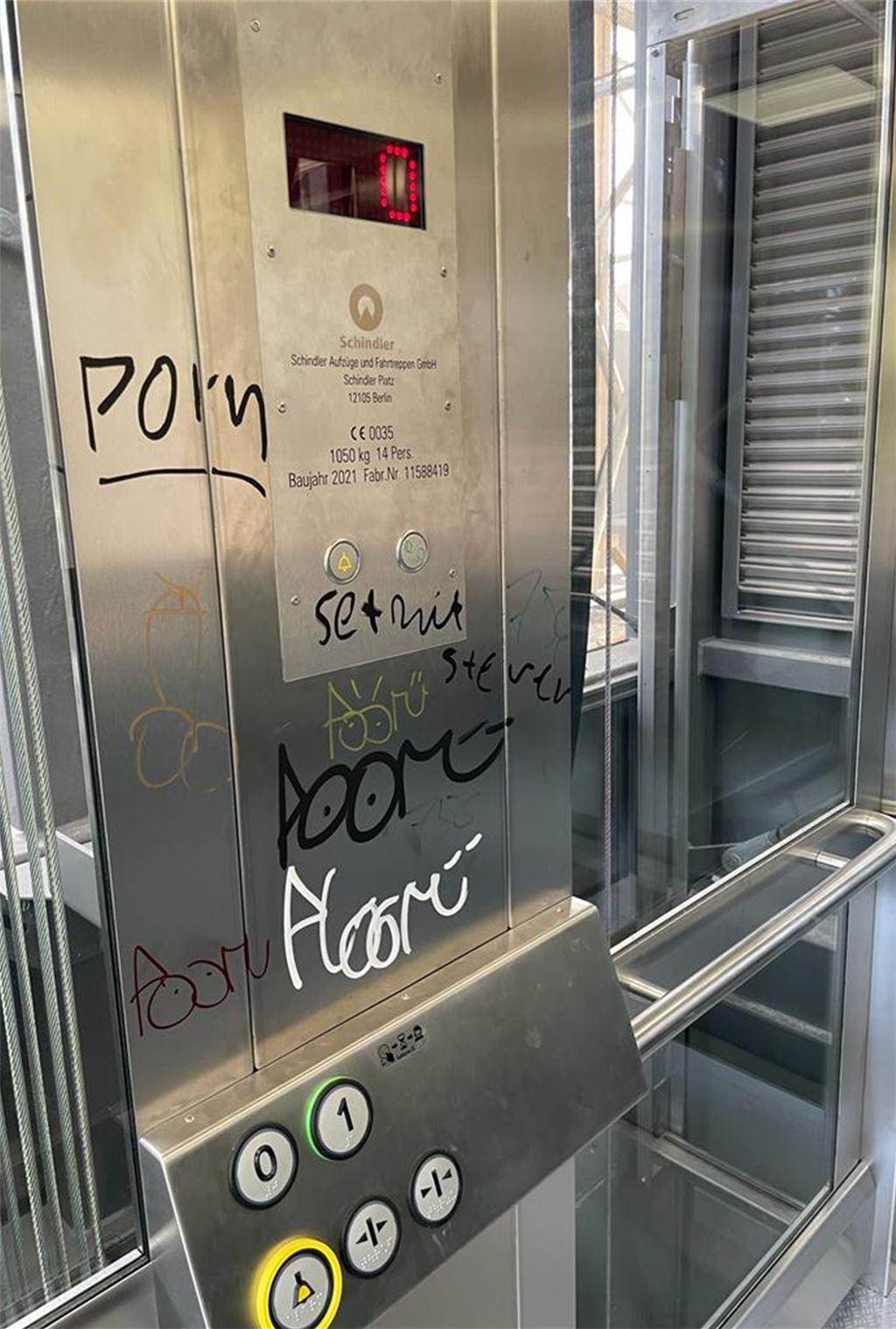 Frisch renoviert und schon verunstaltet: Unbekannte haben in den Aufzügen am Nieferner Bahnhof Spuren hinterlassen, die das Gesamtbild trüben. Foto: privat