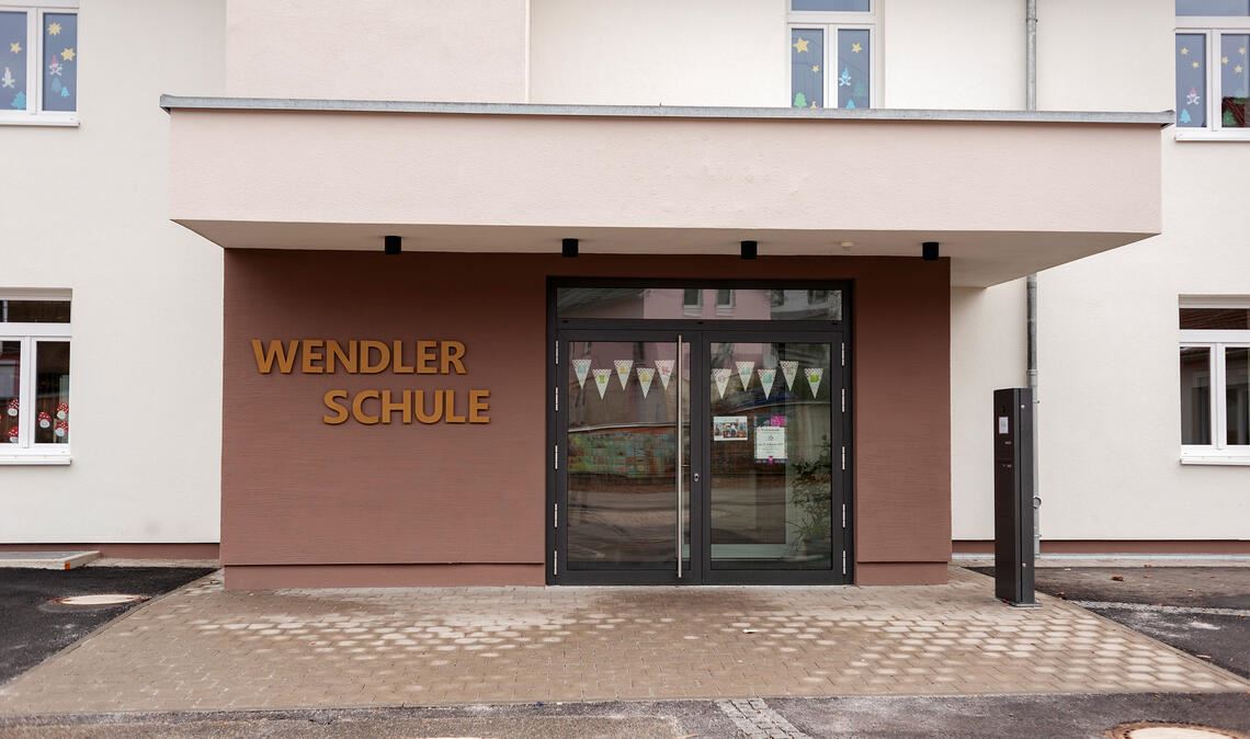 Frisch saniert, aber ohne Dauerlösung an der Spitze: Der Schulleiterposten kann an der Wendlerschule in Lomersheim seit Jahren nicht besetzt werden. Foto: Fotomoment