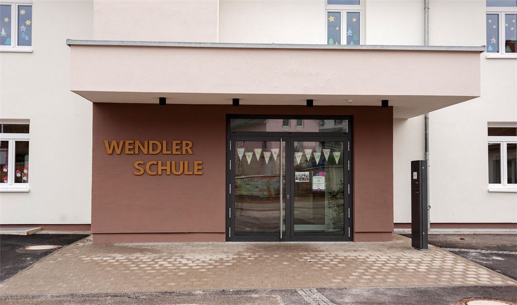 Frisch saniert, aber ohne Dauerlösung an der Spitze: Der Schulleiterposten kann an der Wendlerschule in Lomersheim seit Jahren nicht besetzt werden. Foto: Fotomoment