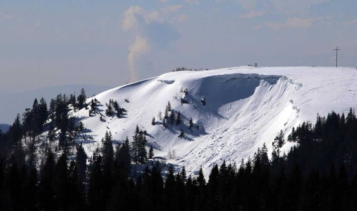 Frischer Neuschnee und fester Eisschnee lässt das Lawinenrisiko im Schwarzwald steigen (Archivfoto).