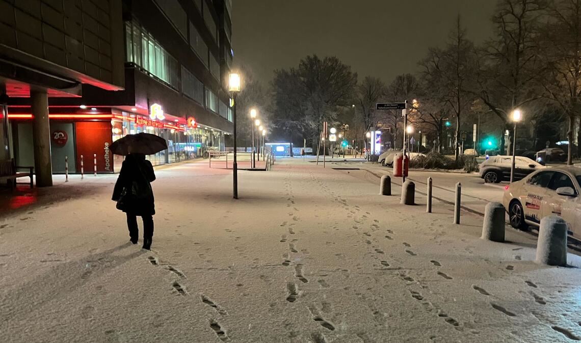 Frischer Schnee liegt am frühen Morgen in der Hansestadt.
