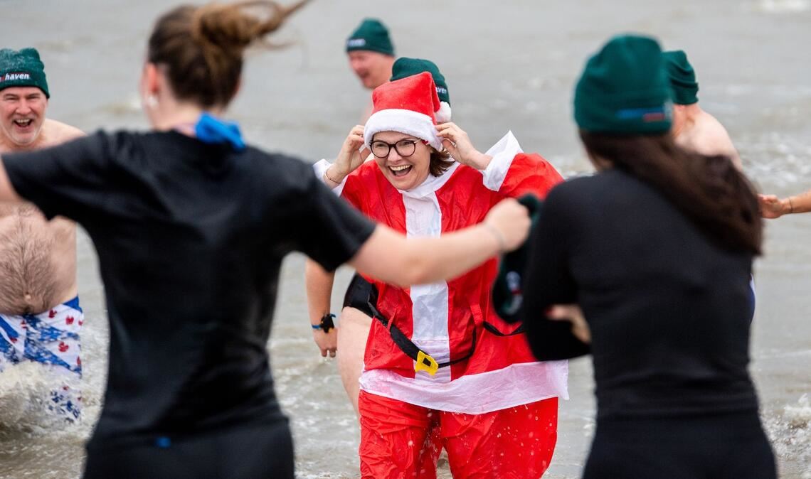 Frischer Start ins Jahr: Cuxhaven feiert Neujahrsanbaden mit verkleideten Schwimmern