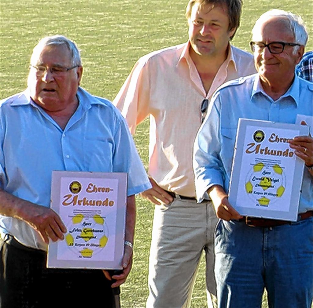 Fritz Gutekunst (li.) und Ewald Veigel (re.) bei der Verleihung der Ehrenmitgliedschaft im SV Kerpen Illingen. Foto: privat