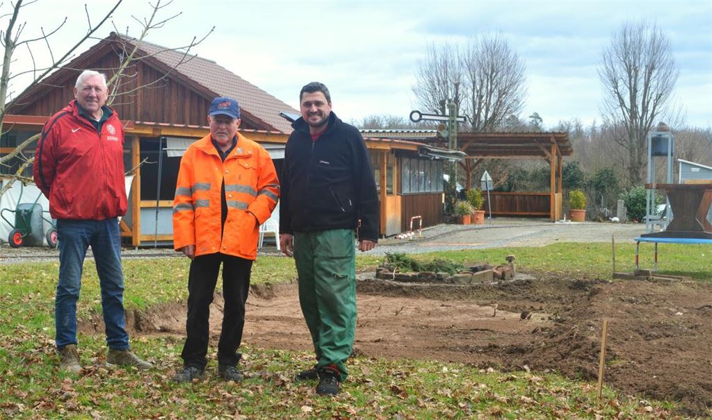 Fritz Maier (v.l.), Herbert Steffan und Maximilian Maier präsentieren stolz die Fortschritte auf dem Vereinsgelände. Fotos: Stahlfeld