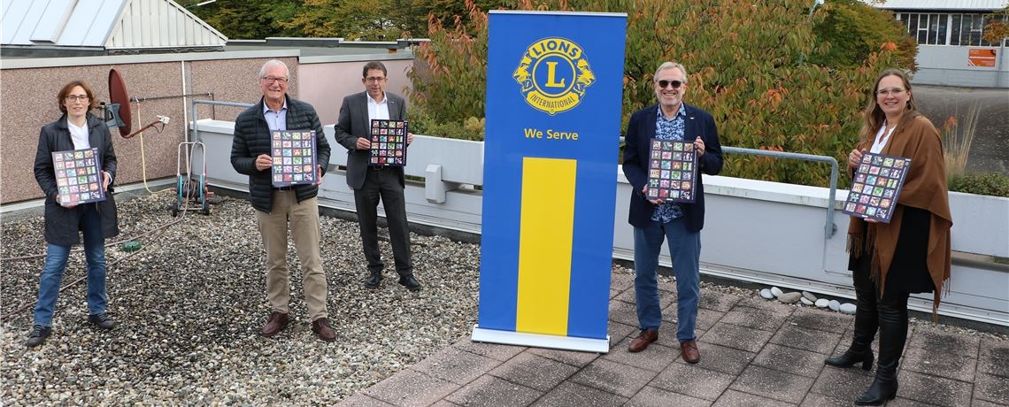 Fritz Schäfer aus dem Vorstand der Christophorushilfe sowie Hans-Ulrich Wetzel, Verleger des Mühlacker Tagblatt (2. und 3. v.li.), und das Organisationsteam des Lions-Club Mühlacker, bestehend aus Isabelle Ziegler (li.), Michael Dümeland und Valerie Wolf, präsentieren die Adventskalender. Foto: Willimek