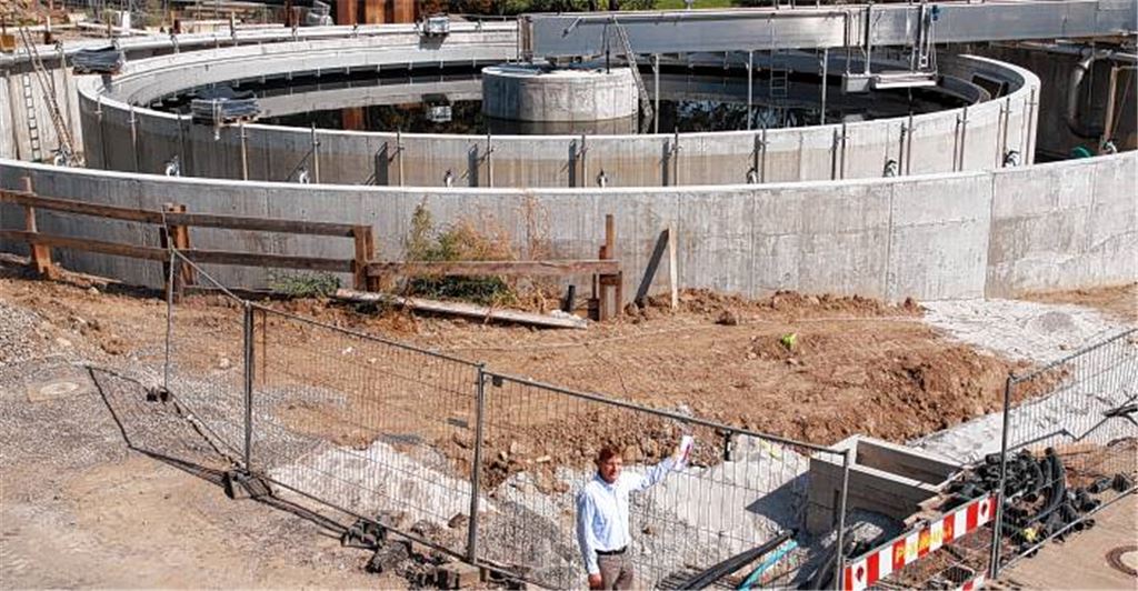 Fritz Schick, Leiter des Mühlacker Tiefbauamts, zeigt auf das neue Becken der im Ausbau begriffenen Kläranlage.