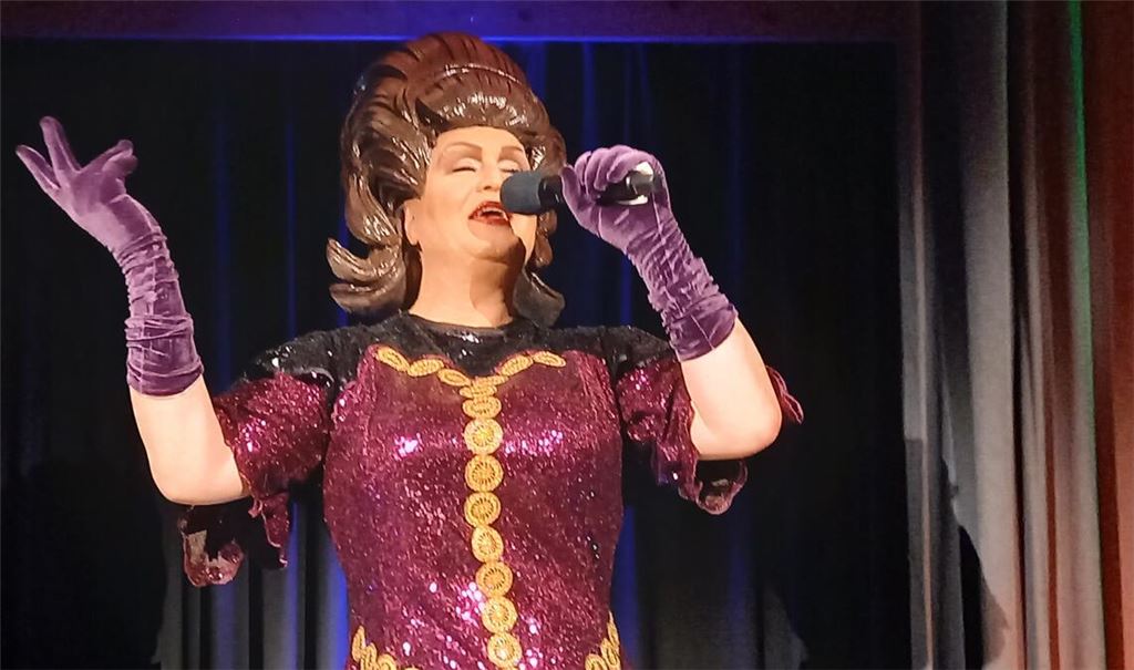 Frl. Wommy Wonder, hier beim gefeierten Auftritt im vergangenen Jahr im Bürgersaal in Sternenfels, eröffnet die Jubiläumssaison des „Spatzabettles“. Archivfoto: Bastian