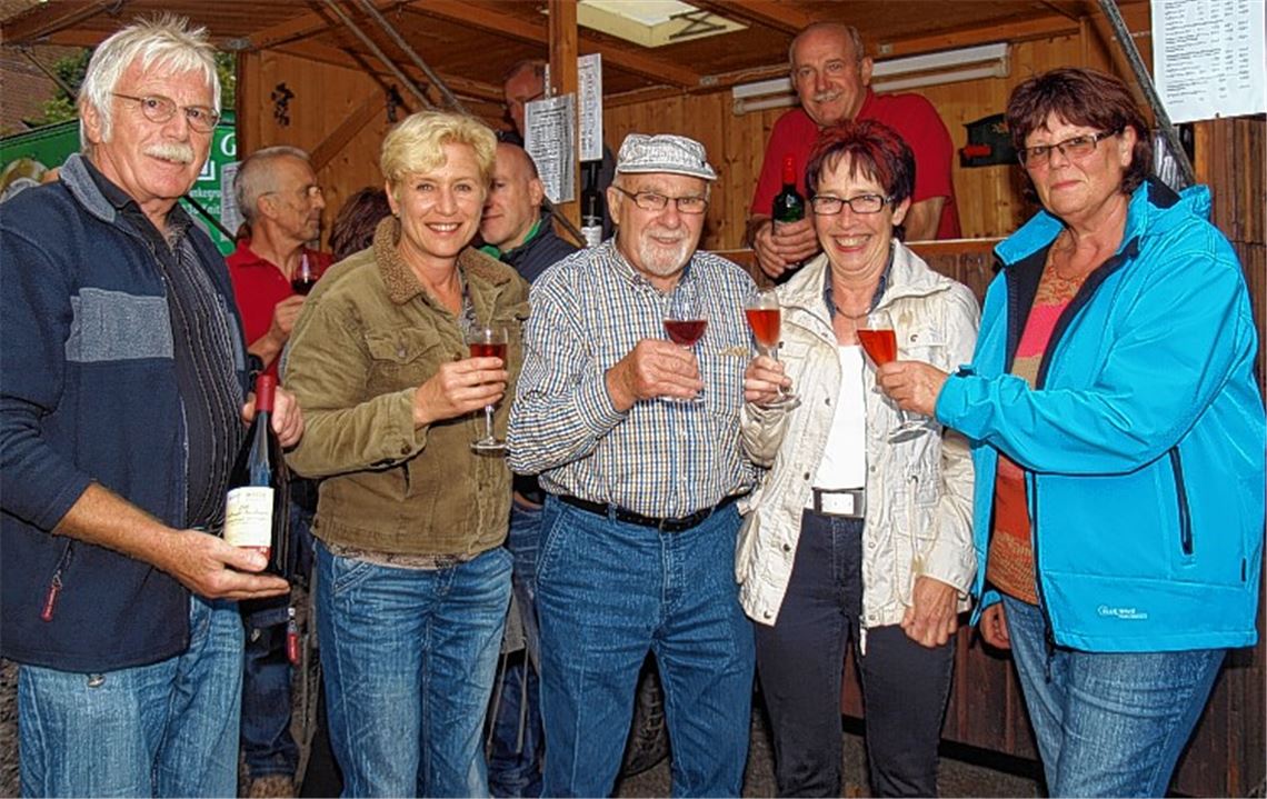 Fröhliche Gäste treffen sich zum „Schwätzle“ an der „Wein- und Sektbar“. 2.v.re. Ortsvorsteherin Waltraud Piechatzek, li. der Erste Vorsitzende des Weinbauvereins Hohenklingen, Karl Krauß.