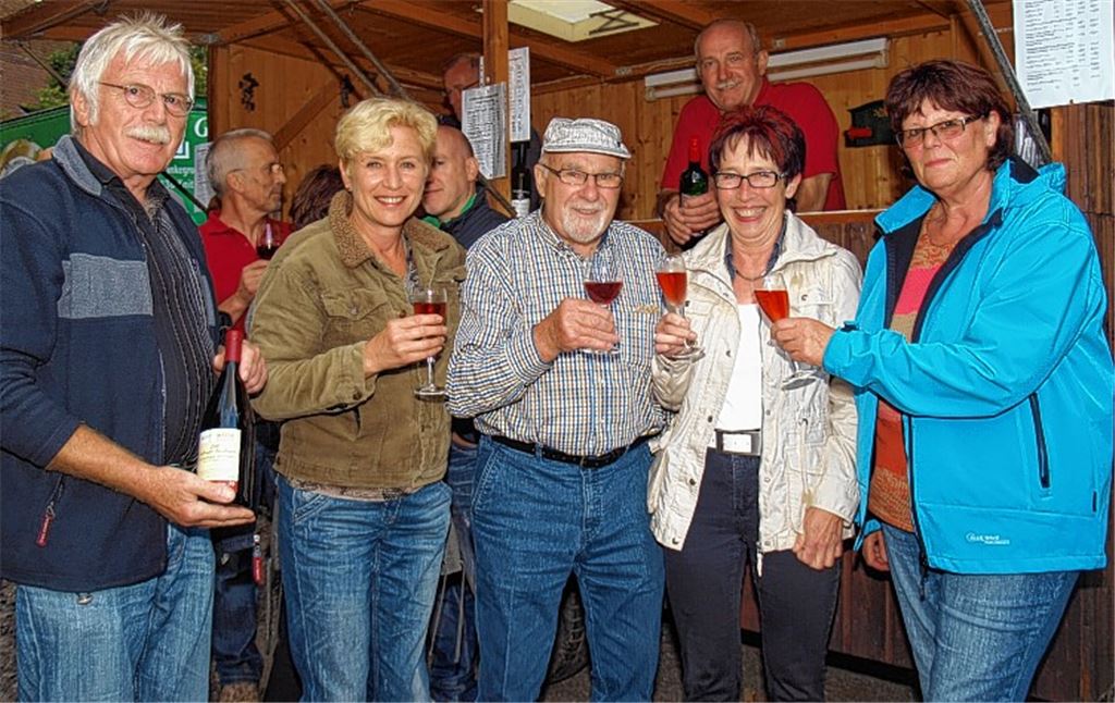 Fröhliche Gäste treffen sich zum „Schwätzle“ an der „Wein- und Sektbar“. 2.v.re. Ortsvorsteherin Waltraud Piechatzek, li. der Erste Vorsitzende des Weinbauvereins Hohenklingen, Karl Krauß.