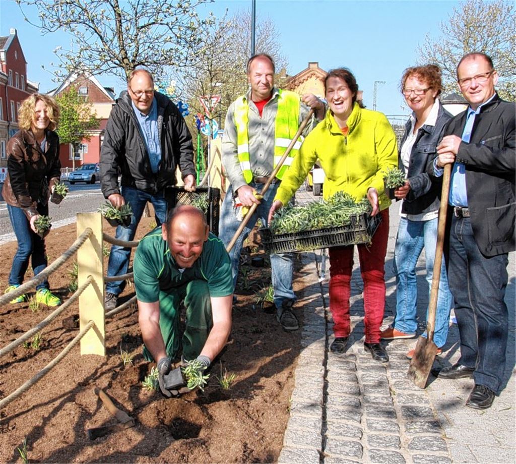 Fröhliche Gesichter beim Bepflanzen des neuen Beets (v. li.): Inga Gallob (Stadtverwaltung), Tobias Nonnenmann, Alexander Gerwald von der Firma Brüstle, Martin Rudolf, Jenny Mannhardt, Petra Herrling (Stadtverwaltung) und Bürgermeister Winfried Abicht. Foto: Sadler