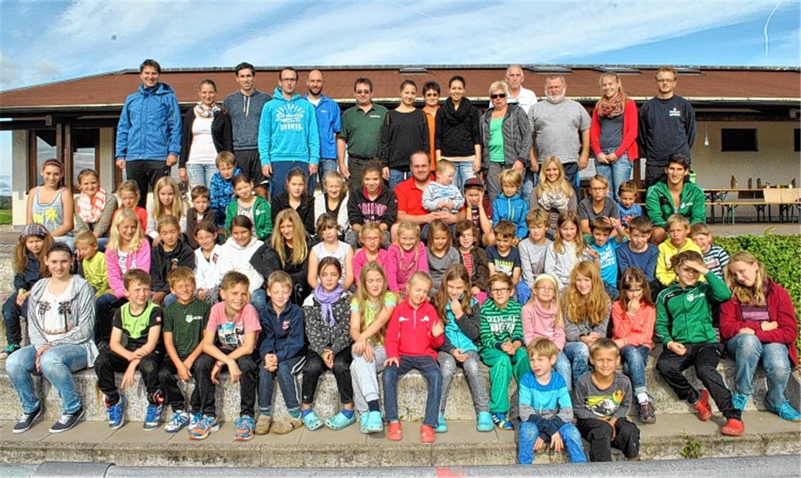 Fröhliche Gesichter beim Gruppenbild: Fast 50 Kinder genießen beim Zeltlager des SV Iptingen ein vielseitiges Programm mit abwechslungsreichen Angeboten. Fotos: Stahlfeld